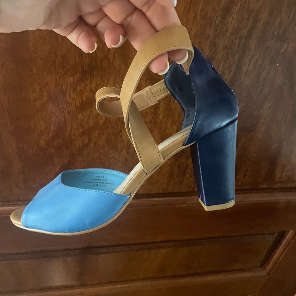 Size 10. Used in great condition. Color block, block heel. VINTAGE.